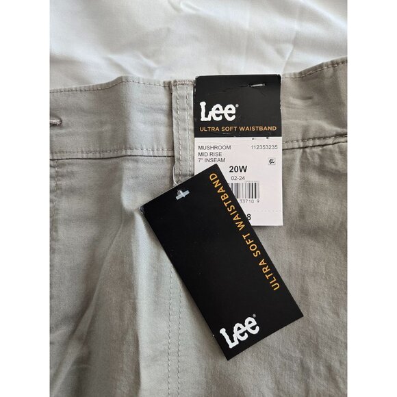 Lee Women’s Plus Utility Shorts 20W Mid Rise Stretch Pockets Khaki - NWT - Picture 6 of 7